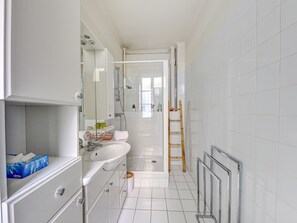 Douche, séchoir à cheveux, serviettes fournies
