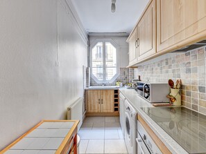 Fridge, microwave, oven, dishwasher - Appartement Groult - Welkeys (Paris)