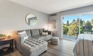 TV, fireplace - Updated Condo with Deschutes River View (Bend)