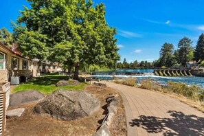 Property grounds - Updated Condo with Deschutes River View (Bend)