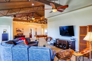 テレビ、テーブルサッカー台、卓球台