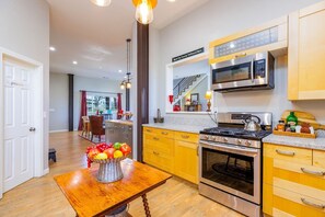 冷蔵庫、電子レンジ、オーブン、コンロ