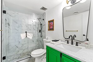 Ducha, secador de pelo y toallas