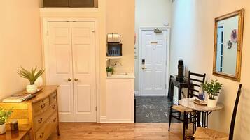 Habitación superior | Escritorio, cortinas blackout y tabla de planchar con plancha