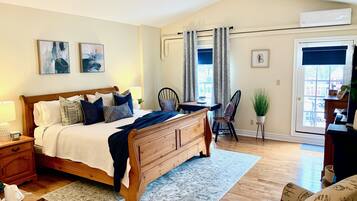 Escritorio, cortinas blackout y tabla de planchar con plancha