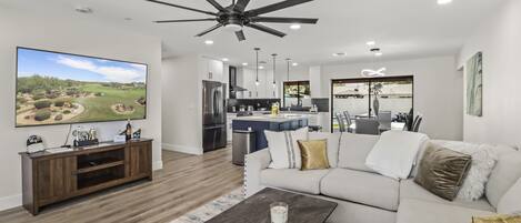 Smart TV, chimenea, videojuegos y estéreo