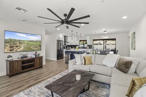Smart TV, chimenea, videojuegos y estéreo 