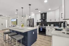 Refrigerador, microondas, horno y parrilla de estufa 