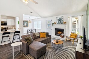 Smart TV, ping pong - Private POOL Paradise w/ Game Lounge! (Pooler)