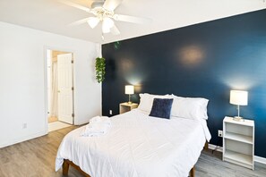 3 bedrooms, desk, iron/ironing board, travel cot - Private POOL Paradise w/ Game Lounge! (Pooler)