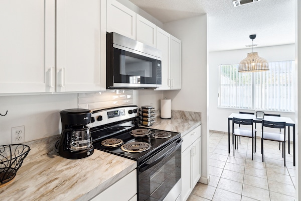 Een koelkast, een magnetron, een oven, een kookplaat