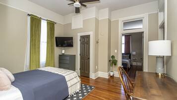 3 bedrooms, desk, iron/ironing board, travel crib