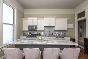 Fridge, microwave, oven, stovetop - Van Frank Cottage 3bd/2ba Downtown Little Rock (Little Rock)