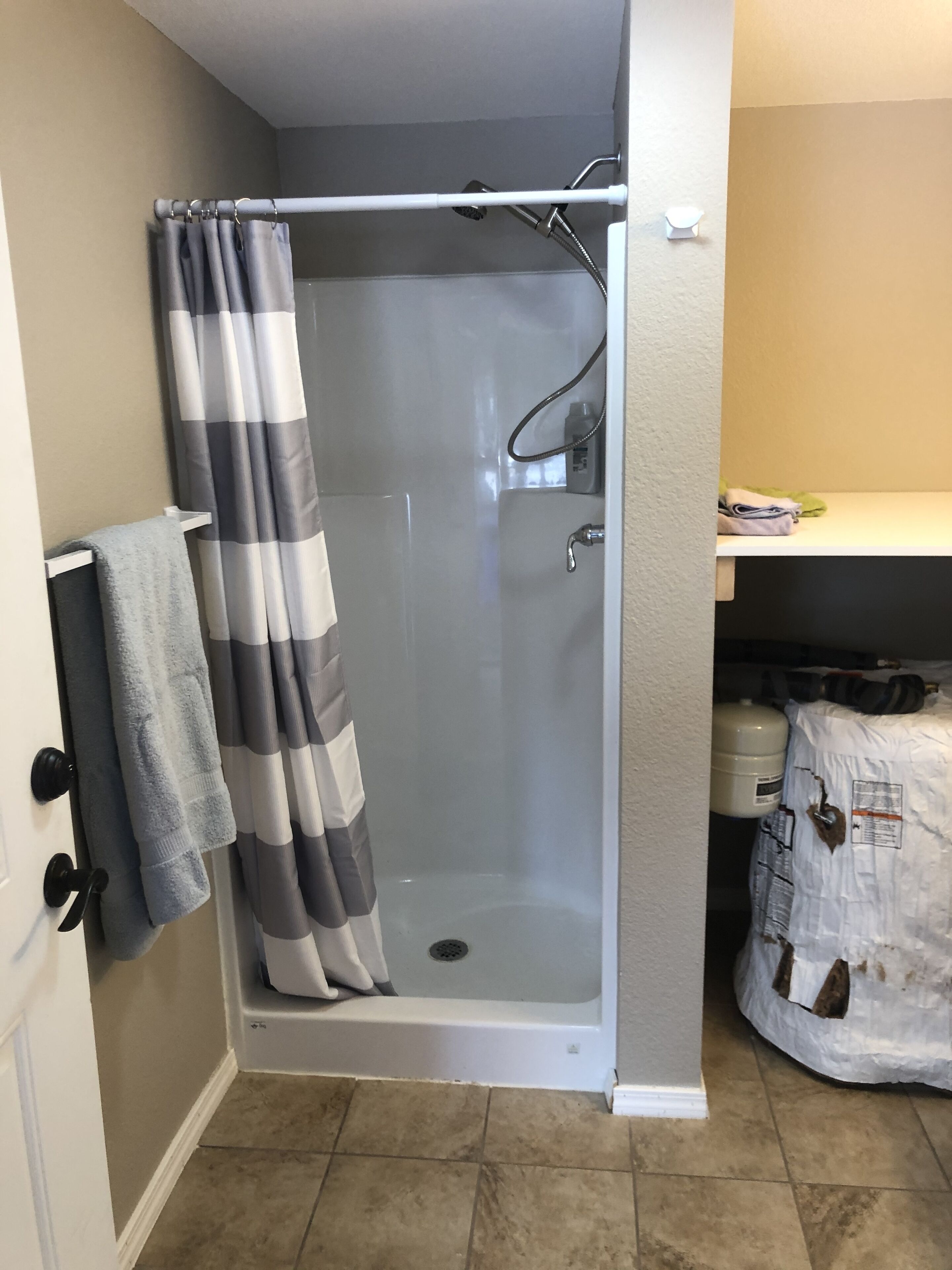 Regadera, toallas, jabón, shampoo 