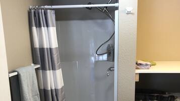 Regadera, toallas, jabón, shampoo