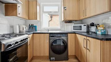 Een koelkast, een magnetron, een koffiezetapparaat/waterkoker