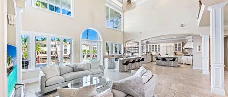 Smart TV, chimenea y libros