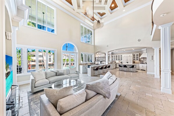 Smart-TV, Kamin, Bücher