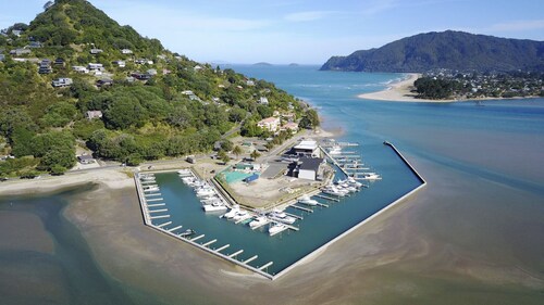 BEACH AT END OF DRIVEWAY!