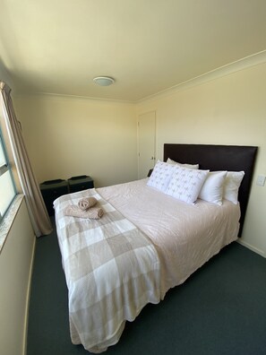 3 bedrooms, WiFi, bed sheets - BEACH AT END OF DRIVEWAY! (Tairua)