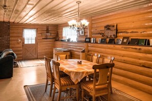 Living area - Beaver Guestranch (Deka Lake)