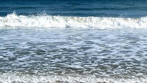 Ein Strand, auf den Wellen zulaufen.