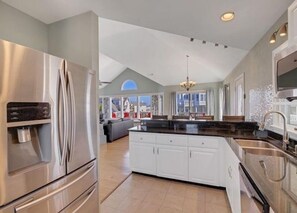 Refrigerador, licuadora y utensilios de cocina 