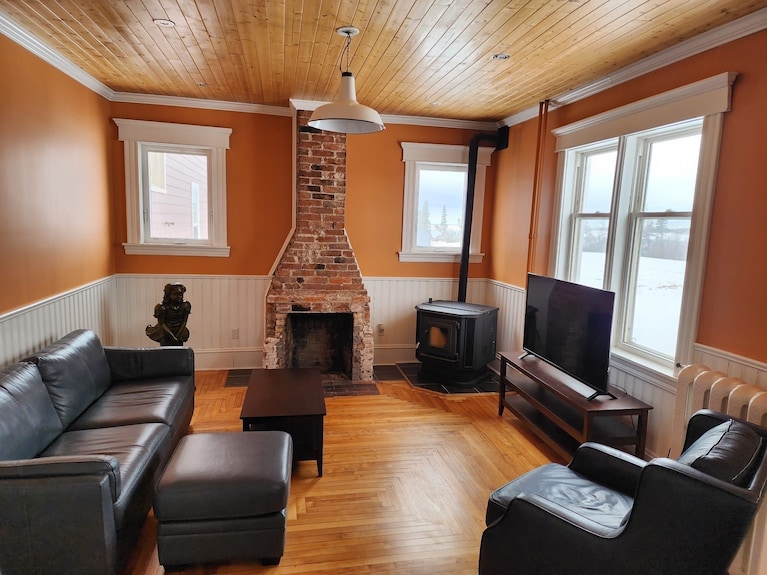 Waterfront 6 Bedroom (8 Beds) , 51/2 Bath House In Summerside, Pei. - Summerside