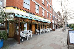 Outdoor dining - Classic Southwark 1BR w/ Concierge, nr Southwark Station, by Blueground (London)