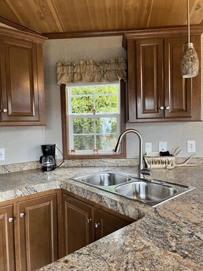 Fridge, oven, stovetop, coffee/tea maker