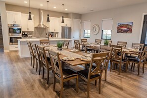 Dining - SUNSHINE VILLA..SLEEPS 30, 8 BR, 8 BA, NEW 2023. Pool/Spa, Super nice and Roomy. (hurricane)