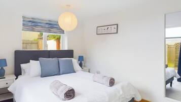 3 bedrooms, iron/ironing board, WiFi (free), bed sheets