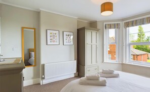 3 bedrooms, desk, iron/ironing board, free WiFi - Coastal East View (St Helens)