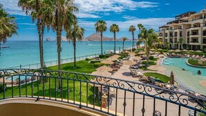 Ein Resort mit Pool, Palmen und Meerblick.