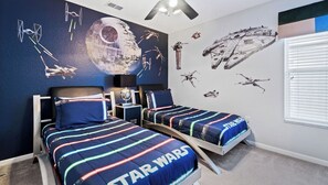 6 bedrooms, iron/ironing board, internet, bed sheets