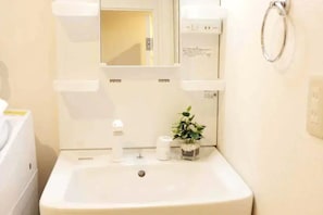 Basic Apartment | Bathroom
