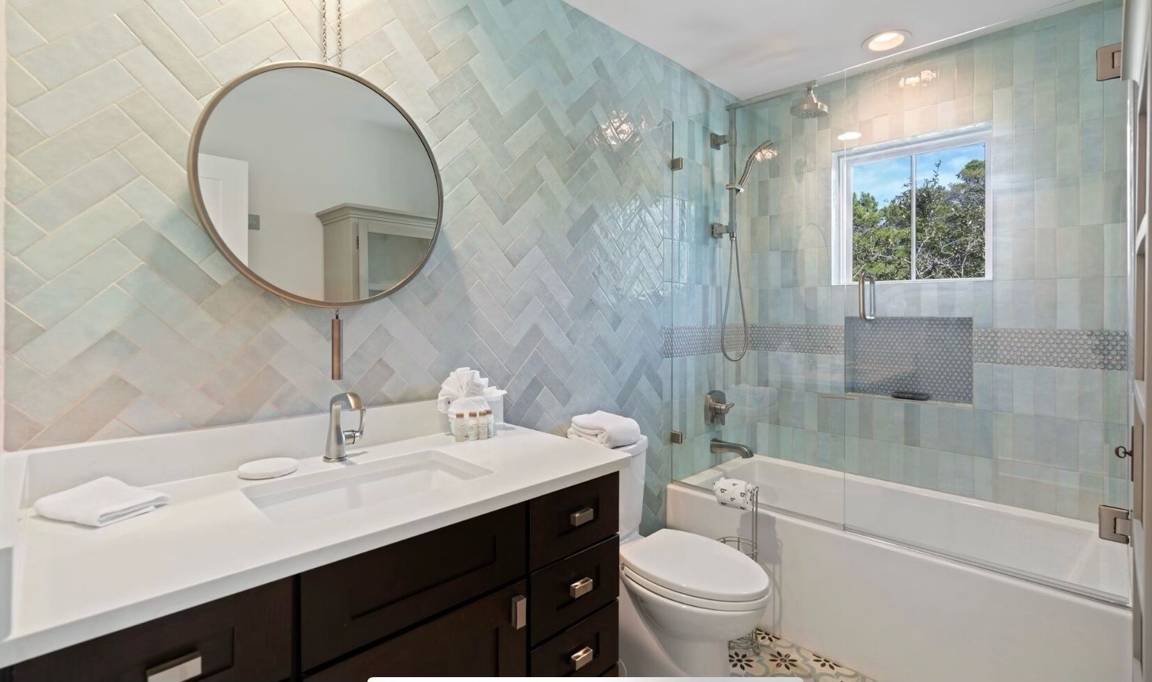 Towels, soap, shampoo, toilet paper
