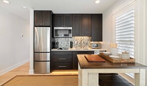 Fridge, microwave, oven, stovetop - 30A Perfect for 2-Private Beach-Tennis/ Pickle ball/Tesla Universal EV Charger (Santa Rosa Beach)