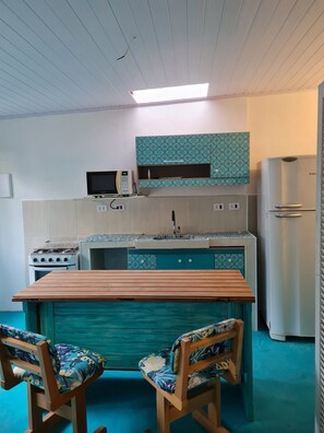 Geladeira, micro-ondas, fogão, talheres/pratos/utensílios de cozinha