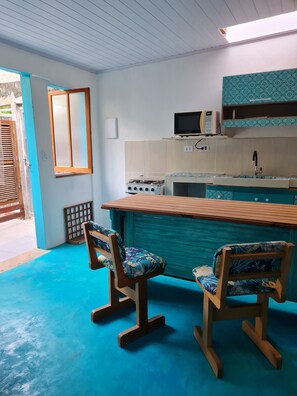 Geladeira, micro-ondas, fogão, talheres/pratos/utensílios de cozinha