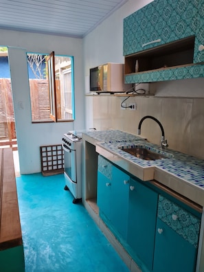 Geladeira, micro-ondas, fogão, talheres/pratos/utensílios de cozinha