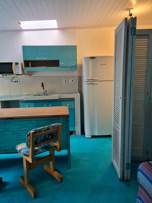 Geladeira, micro-ondas, fogão, talheres/pratos/utensílios de cozinha