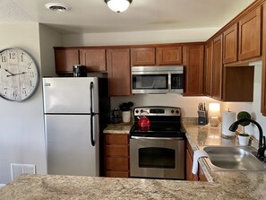 Microondas, horno, parrilla de estufa y lavavajillas 