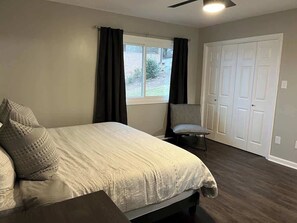 3 bedrooms, iron/ironing board, internet - Modern Lakefront Views at Lake Hickory Haven (Hickory)