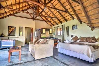 Luxury chalet 12 mi from the Crocodile Bridge Gate of the Kruger National Park!