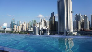 Una piscina con un horizonte urbano de fondo.
