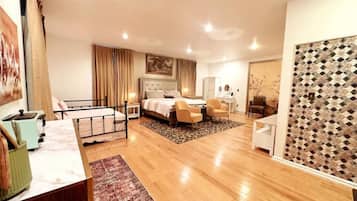 8 bedrooms, desk, travel cot, WiFi