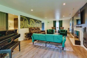 TV connectée, cheminée, jeux vidéo, table de tennis de table