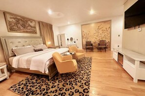 8 bedrooms, desk, travel cot, WiFi