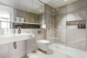 Deluxe Apartment | Bathroom | Shower, hair dryer, towels, soap - Modern tranquility in the city (Auckland)